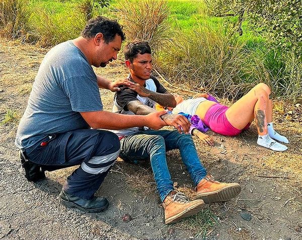 ¡SE REVIENTA LA LLANTA Y SALEN VOLANDO!