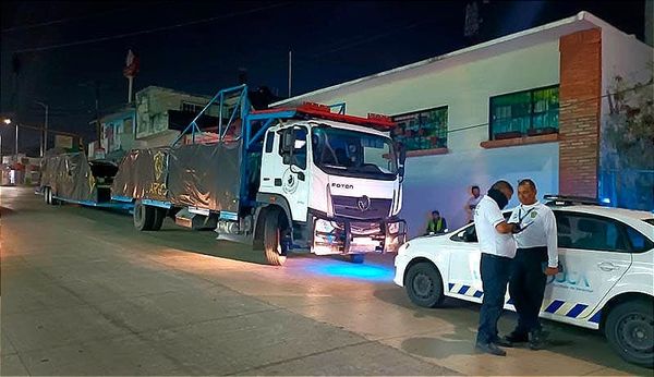 ¡NODRIZA DERRIBA DOS SEMÁFOROS! - *LA MANANTIAL DE BOCA DEL RIO