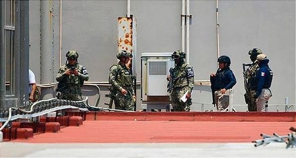 ¡LO ENCUENTRAN CON UN GOLPE CONTUNDENTE EN LA TERRAZA DE UN BANCO! - *ESTUDIANTE DE LA UV