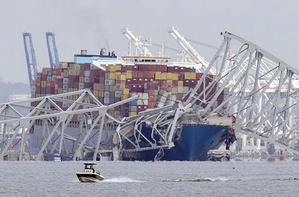 ¡DOS MESES DESPUÉS, TRIPULACIÓN SIGUE ATRAPADA EN EL BARCO QUE CHOCÓ CONTRA PUENTE EN BALTIMORE!