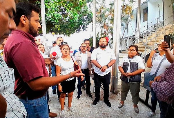 ¡PROTESTAN FUNERARIAS! - *Se inconforman al no poder entregar cuerpos por el paro de la Jurisdicción Sanitaria en Veracruz