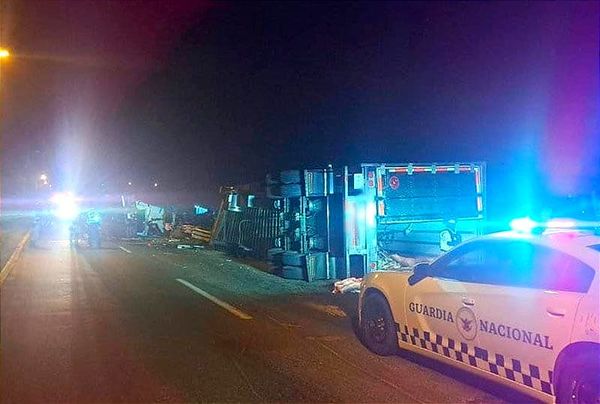 ¡30 TONELADAS! - *VUELCA EN LA ORIZABA-PUEBLA, LUEGO SE LLEVARON LA CARNE!