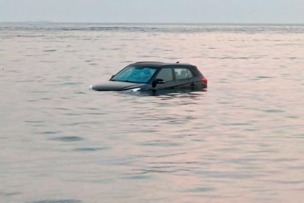 ¡SE METE A LA PLAYA CON TODO Y CAMIONETÓN! - *FRENTE A COSTA DE ORO