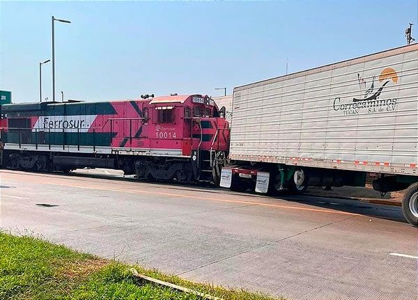 ¡NO LE GANÓ EL PASO! - *SE LO LLEVA EL TREN! *SIN HERIDOS EN EL RECINTO PORTUARIO