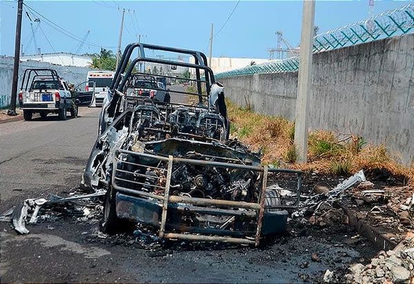¡LA PURA BATEA! - *Dos oficiales resultaron heridos en el intento de sofocar las llamas