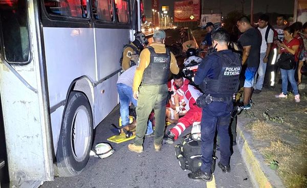 ¡CASI MUERE APLASTADO POR CAMIÓN DE PASAJE! - *EL CHOFER DE LA LINEA “NORTE-SUR” HUYÓ DEJANDO ABANDONADO EL AUTOBÚS