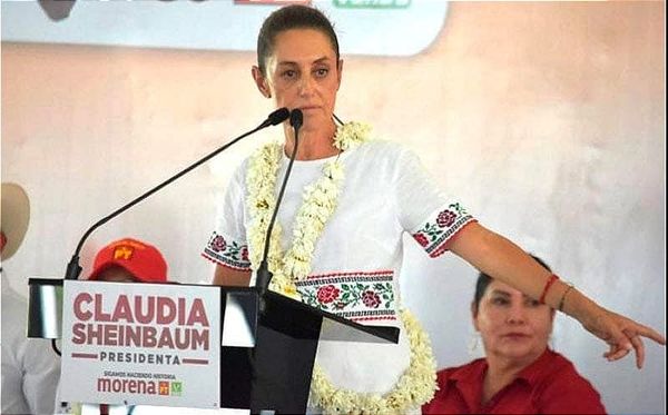 ¡CLAUDIA LLEGA TARDE A ZONGOLICA POR MAL ESTADO DE CARRETERAS!