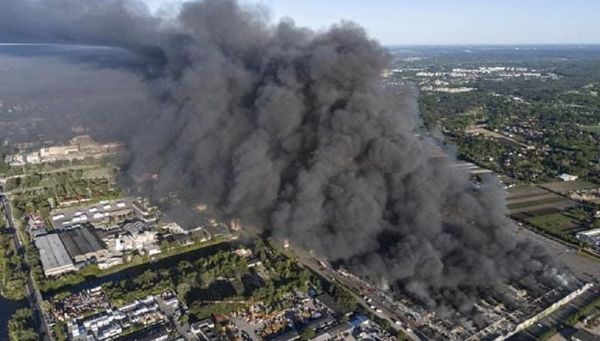 ¡INCENDIO DEVORA CENTRO COMERCIAL CON 1,400 LOCALES!