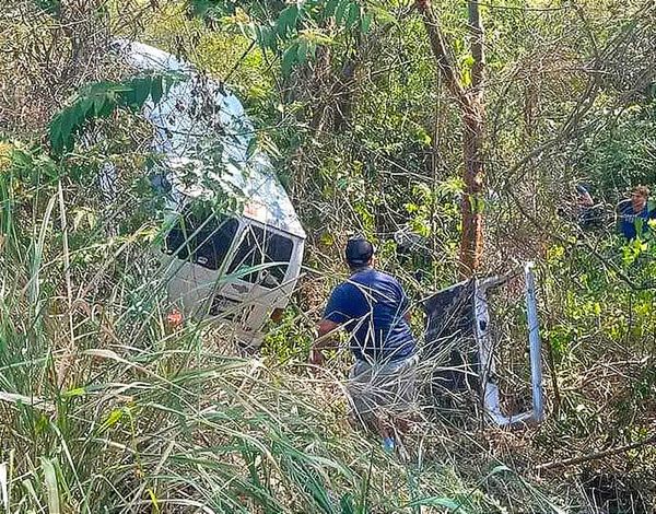 ¡SALEN VOLANDO DE LA CARRETERA! - *ATERRIZÓ EN EL MATORRAL *HAY SIETE LESIONADOS