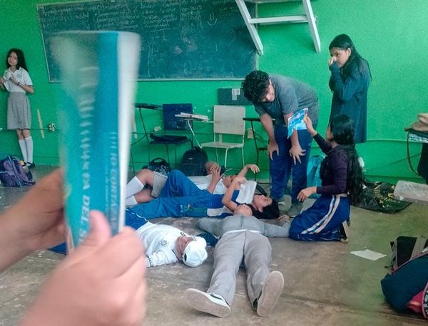 ¡LOS ESTABA CASTIGANDO! - *SE SOPLABAN CON LAS LIBRETAS