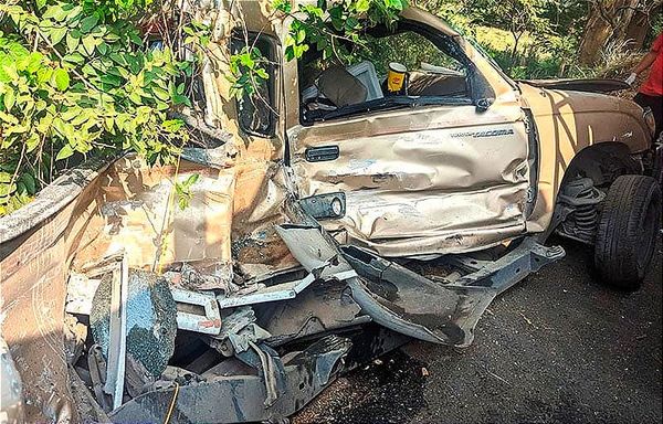¡POR UN BACHE! - *CHOCAN DOS CAMIONETAS *LUEGO EL TRÁILER EMBISTIÓ A UNA Y MATO AL CONDUCTOR
