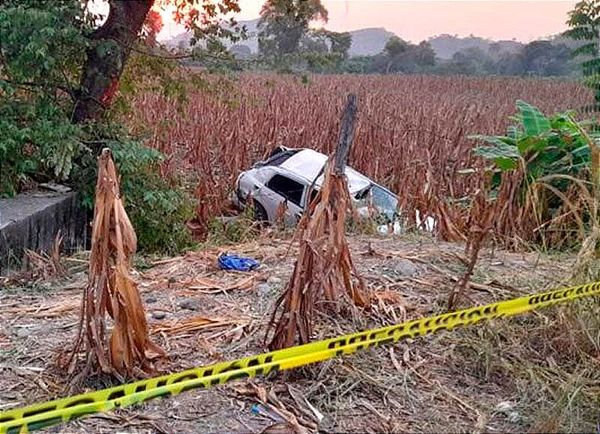 ¡MUEREN PADRE E HIJO EN FATAL VOLCADURA!