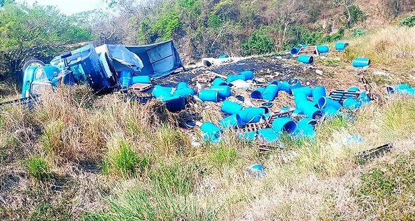 ¡CHOFER PIERDE LA VIDA AL VOLCARSE EN LA TINAJA!