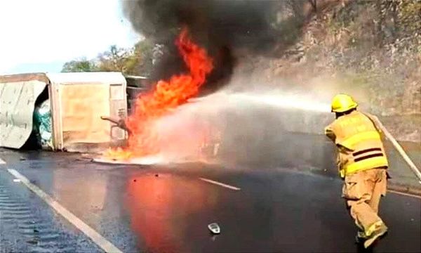 ¡LE GANA LA CURVA! - *SE INCENDIA TRAS VOLCARSE *DE PILÓN SE LLEVA UNA CAMIONETA! *AUTOPISTA PUEBLA-ORIZABA