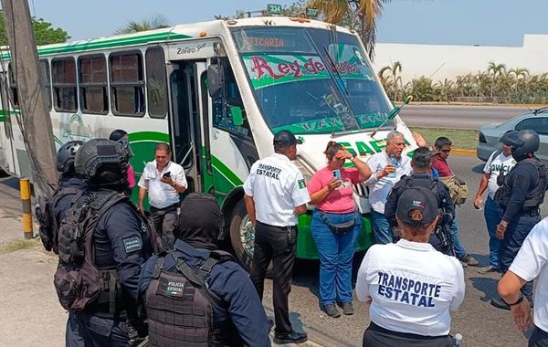 ¡ASEGURAN AUTOBÚS DE SAETA PORQUE CHOFER NO TRAÍA LICENCIA NI SEGURO!