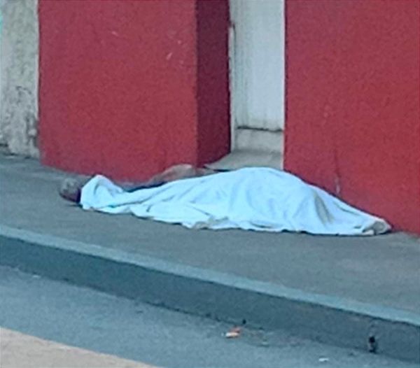 ¡SE BAJÓ DE LA ESCALERA Y MURIÓ SENTADO EN LA BANQUETA!