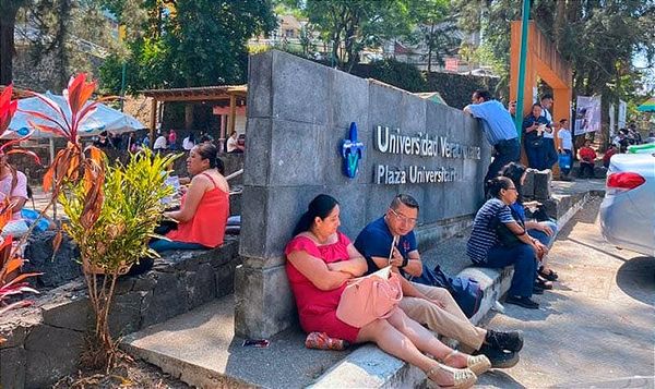 ¡NO FUERON SOLITOS! - *Acompañan a sus Hijos a Presentar el Examen de Ingreso UV