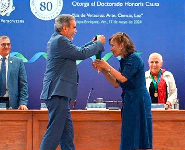 ¡DOCTORADO HONORIS CAUSA DE LA UV A MARÍA ROJO!
