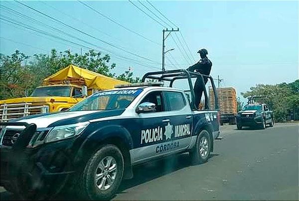 ¡ÍBAN A EJECUTARLOS! - *Los Policías Salían de Comer del Mercado *Uno Fue Herido en el Abdomen, El Otro Repelió el Ataque