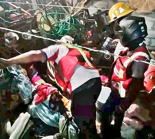 ¡REGRESAN DE LA CHAMBA Y ENCUENTRAN SU CASA EN LLAMAS!