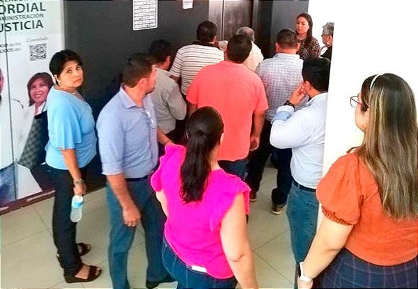 ¡QUEDAN ATRAPADOS EN EL ELEVADOR! - *Uno de ellos fue el Fiscal adscrito
