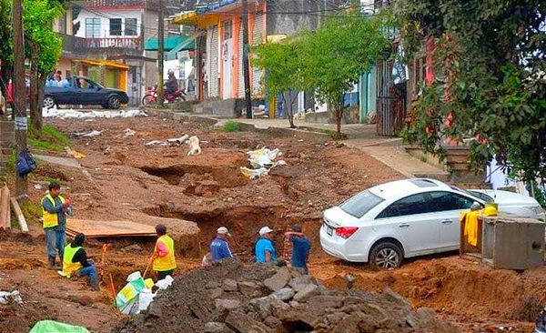 ¡SE HUNDEN DOS VEHÍCULOS! - SOCAVÓN DE LA CALLE RÍO TECOLUTLA EN XALAPA