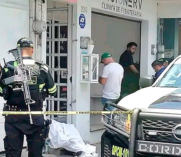 ¡LO AYUDARON A SENTARSE EN LA BANQUETA, AHÍ SE DESVANECIÓ! - PIERDE LA VIDA BAJO LOS RAYOS DEL SOL