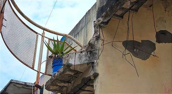 ¡COLAPSA ESCALERA Y AMA DE CASA PIERDE LA VIDA! - CAYÓ DEL TERCER PISO DEL CONDOMINIO