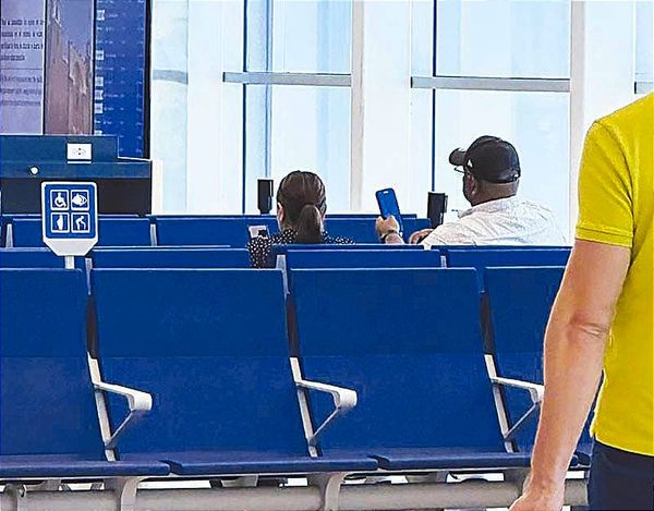 PATROCINIO CISNEROS ANTES DE ABORDAR SU VUELO...