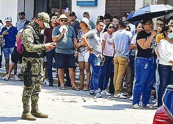 ¡MUJERES QUE NO ALCANZARON BOLETAS AMENAZARON CON QUEMAR URNAS EN CASILLA 4272!
