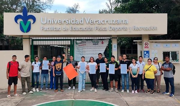 ¡CIERRAN ALUMNOS LA FEFUV POR DESACUERDO CON RECTORÍA!