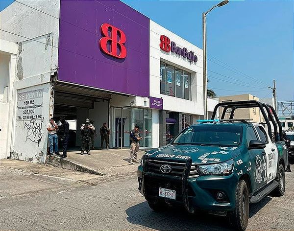 ¡LE DAN UNA PALIZA PARA ROBARLE LOS 175 MIL PESOS! - *SALIENDO DEL BANCO CAMINO A SU COCHE