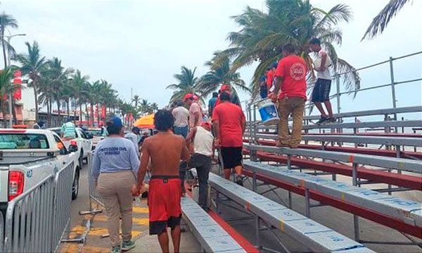 ¡PATI-YU LE ECHA OJO A GRADAS DEL CARNAVAL!