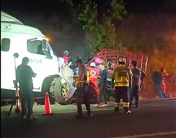 ¡TARDARON HORAS EN SACAR AL GANADERO ENTRE LOS FIERROS! - *EL TRAILERO SE BAJÓ Y SE FUE