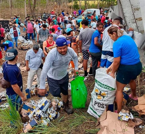 ¡RAPIÑEROS VACÍAN TRÁILER CARGADO CON CERVEZAS! - TIERRA BLANCA