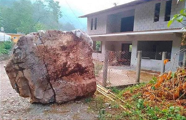 ¡CASI LOS APLASTA! - LES CAE ROCA DE UNA TONELADA