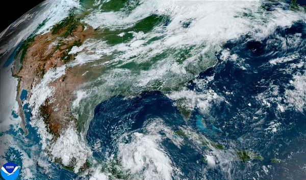 ¡BOCHORNO DE DÍA; LLUEVE Y TRUENA DE NOCHE! - *"BERYL" SERÁ HURACÁN; PERO AÚN ANDA LEJOS.