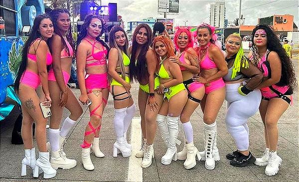 EN EL DESFILE DE CARNAVAL...!