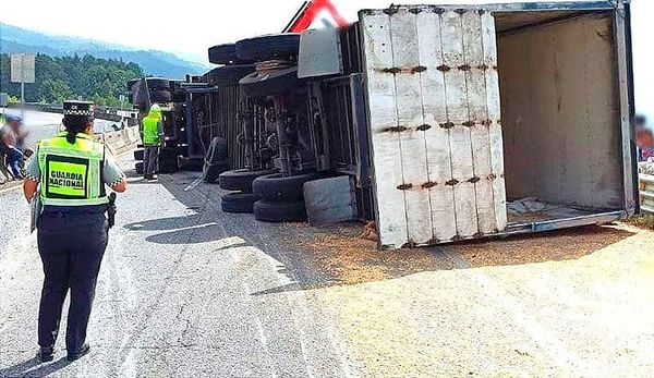 ¡TRÁILER TERMINA VOLCADO DESPUÉS DE CHOCAR CON UNA PIPA! - CARRETERA PEROTE-XALAPA
