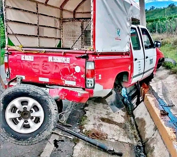 ¡DELINCUENTES ROBAN CAMIONETA COLECTIVA Y SE ESTRELLAN CONTRA POSTE!