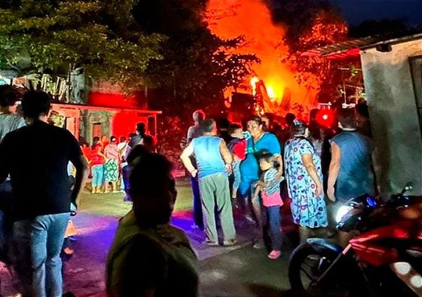 ¡FUEGO ARRASA CON VIVIENDA DE LA COLONIA BUENA VISTA EN SAN ANDRÉS TUXTLA!