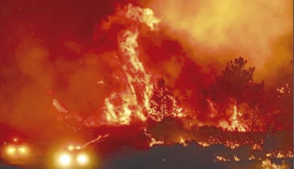 ¡CRECE GRAN INCENDIO EN CALIFORNIA, MIENTRAS EL FUEGO ARRASA GRAN PARTE DEL OESTE DE EU!