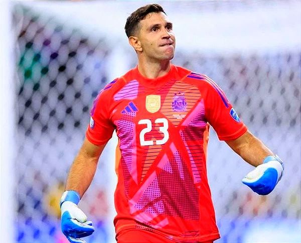 ¡MESSI FALLA, “DIBU” SE AGRANDA Y ARGENTINA VENCE A ECUADOR!