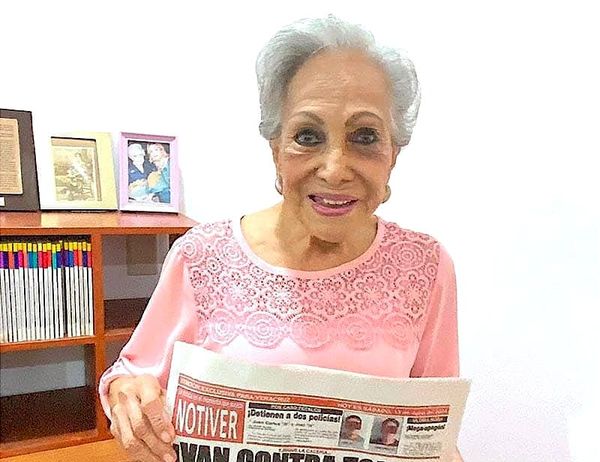 ¡A SUS 99 AÑOS LEE NOTIVER TODOS LOS DÍAS, Y SIN LENTES! - RUMBO A LOS 50 AÑOS