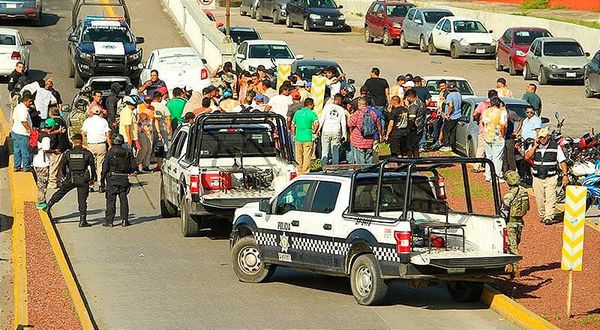 ¡ZIPIZAPE EN MANIFESTACIÓN DE TRABAJADORES DE CICE! - CERRARON PUENTE MORELOS