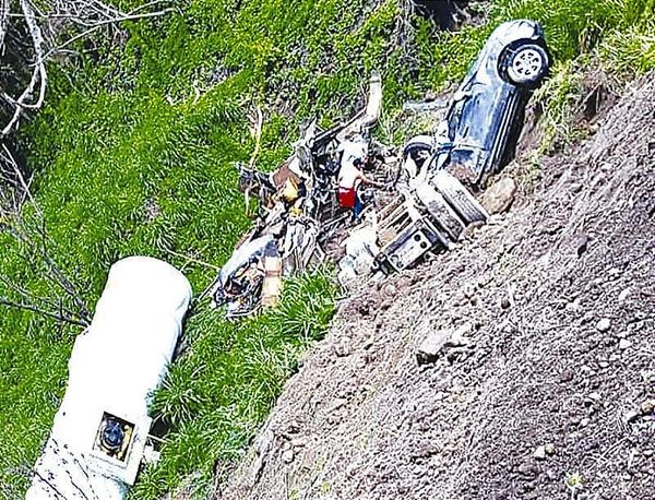 ¡CARAMBOLA EN LA TINAJA! - *Tráiler tipo cisterna embistió a dos vehículos y después cayeron a un barranco