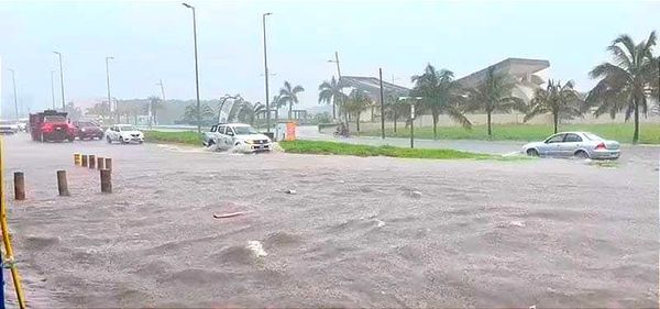 ¡SE INUNDA EL BULEVAR DE LA RIVIERA!