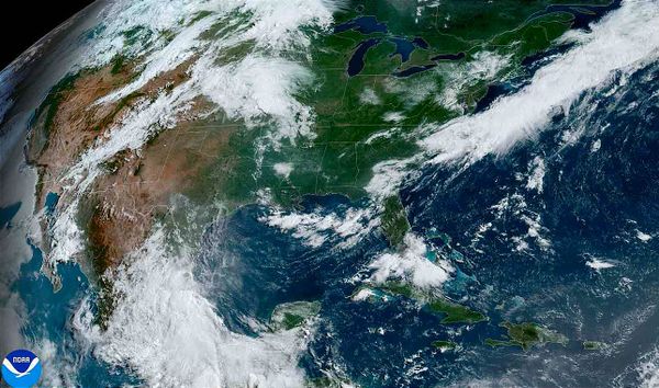 ¡CARNAVAL PASADO POR AGUA! - *AGUAS QUE ATRÁS VIENE "BERYL"  Y TRAERÁ MUCHA LLUVIA
