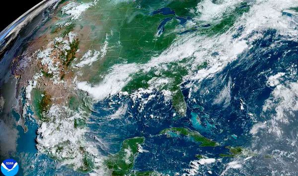 ¡HAY DISTURBIOS, PERO EN EL OTRO OCÉANO! - *CON LLUVIAS Y RAYOS EN LA NOCHE