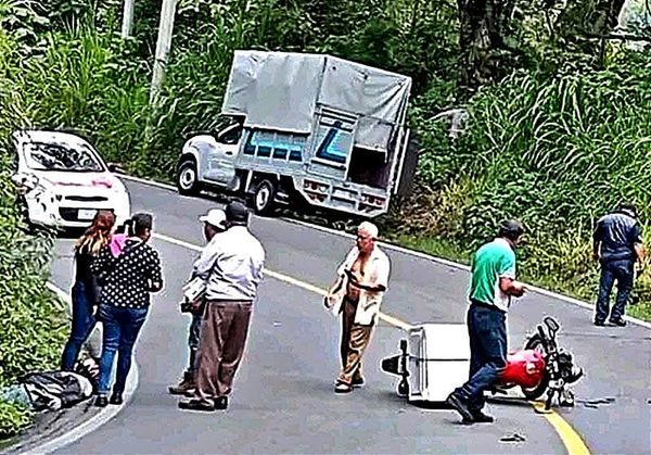 ¡MOTO-REPARTIDOR PIERDE CACHETE Y MEDIO EN DERRAPÓN! - CARRETERA FEDERAL FORTÍN-HUATUSCO